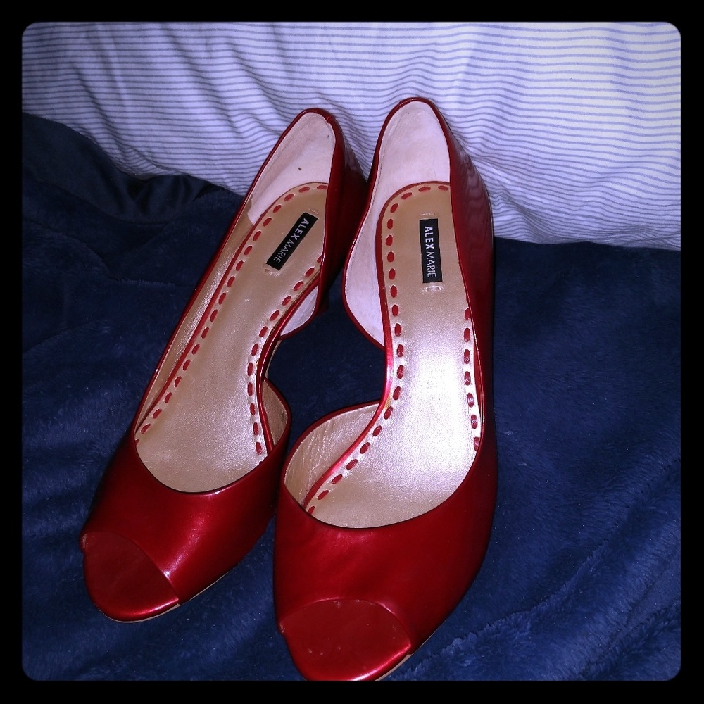 Red pattin leather pumps